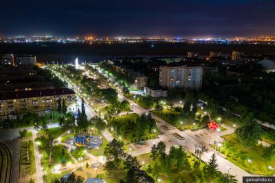 Бульвар Победы в Омске ночью фото