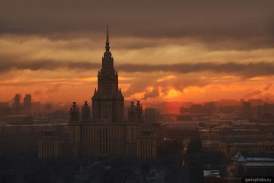 Главное здание МГУ в Москве на закате фото