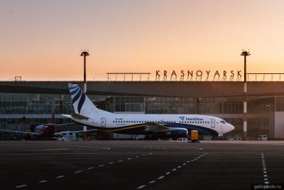 Боинг 737 NordStar на фоне терминала 1 в Красноярске фото