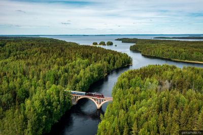 Рускеальский экспресс на мосту с высоты фото