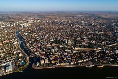 Вид на центр Астрахани с высоты фото