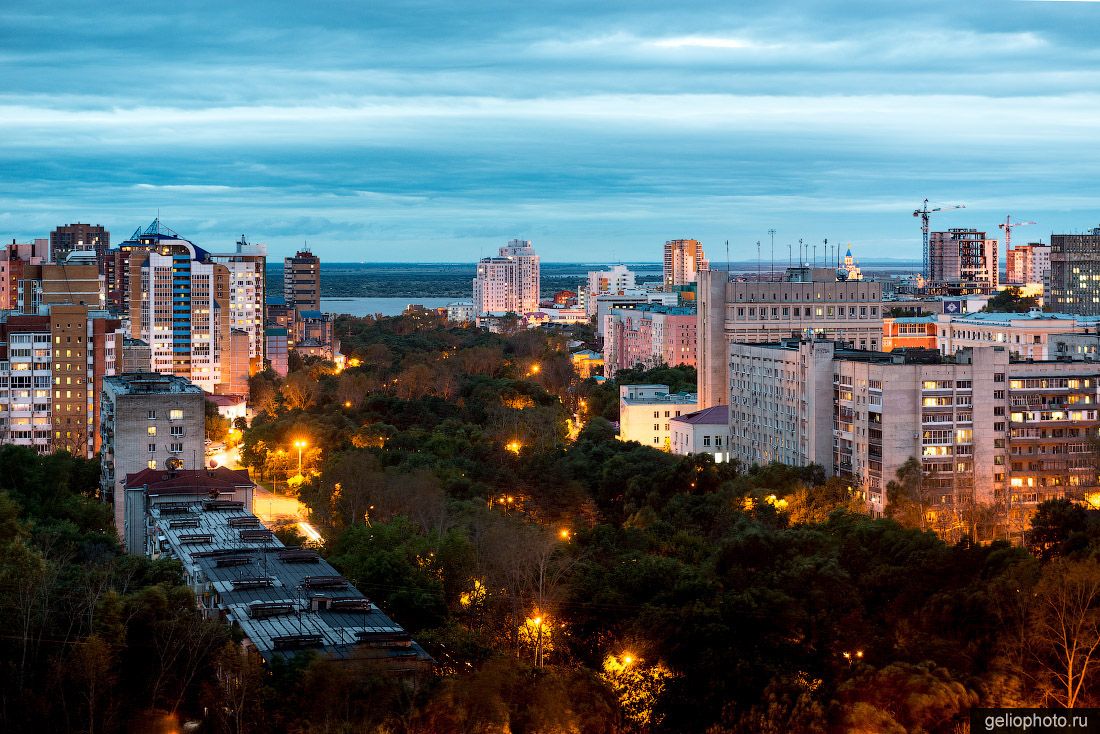 Уссурийский бульвар в Хабаровске вечером фото