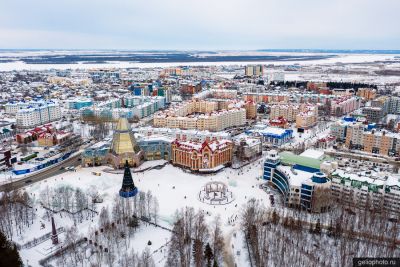 Центральная площадь Ханты-Мансийска днём фото