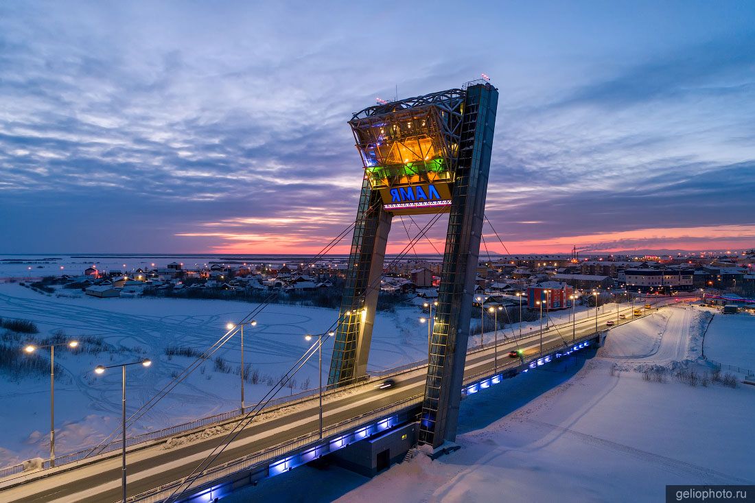 Мост Факел в Салехарде вечером фото