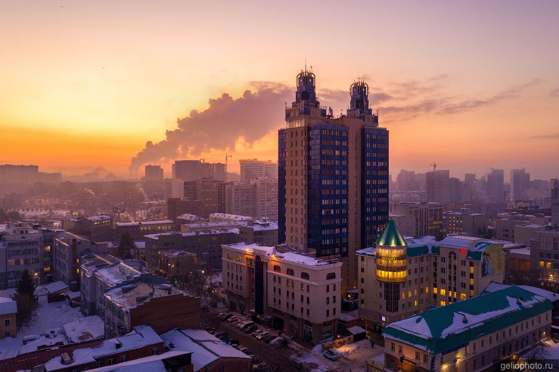 Жилой дом Бэтмен в Новосибирске вечером фото