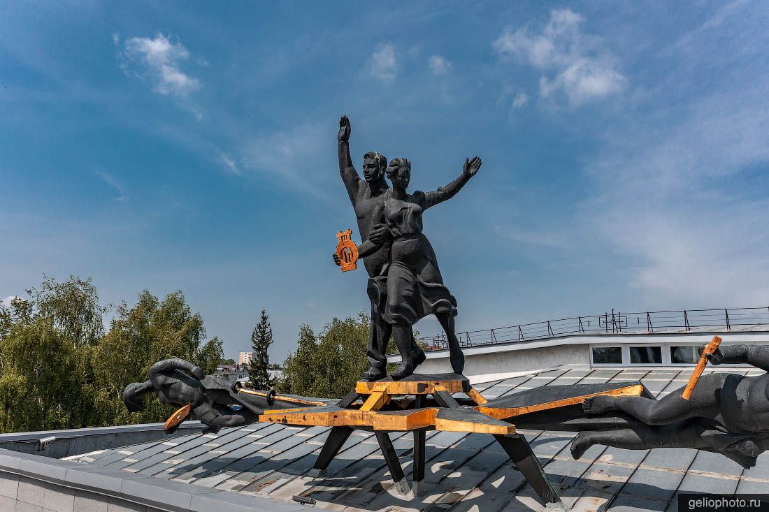 Скульптуры на драмтеатре Шукшина в Барнауле фото