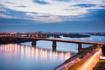 Ленинградский мост в Омске вечером фото