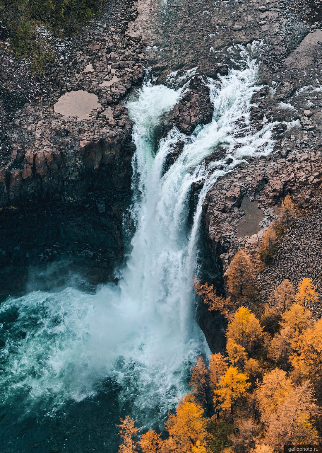 Водопад на плато Путорана с высоты фото