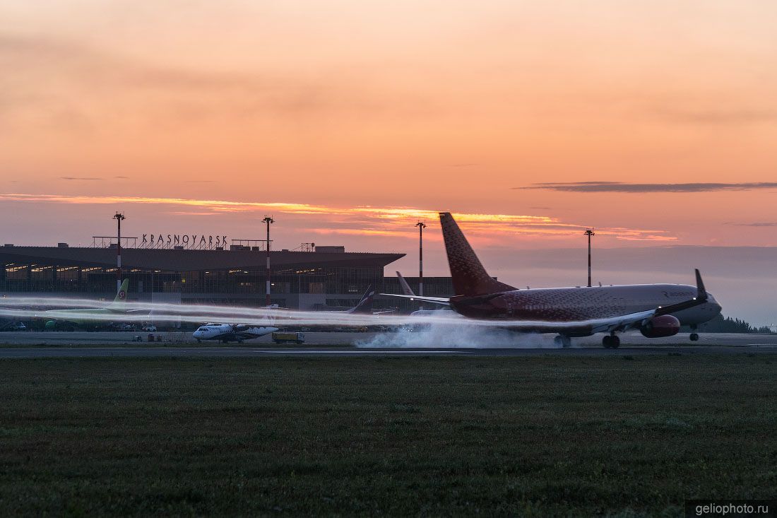 Боинг 737 на посадке в аэропорту Красноярска фото