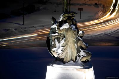 Памятник основателям города Сургута фото