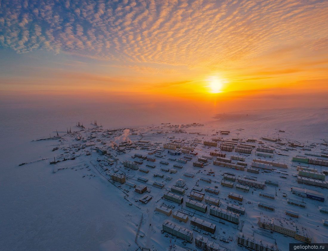 Тикси с высоты на закате фото