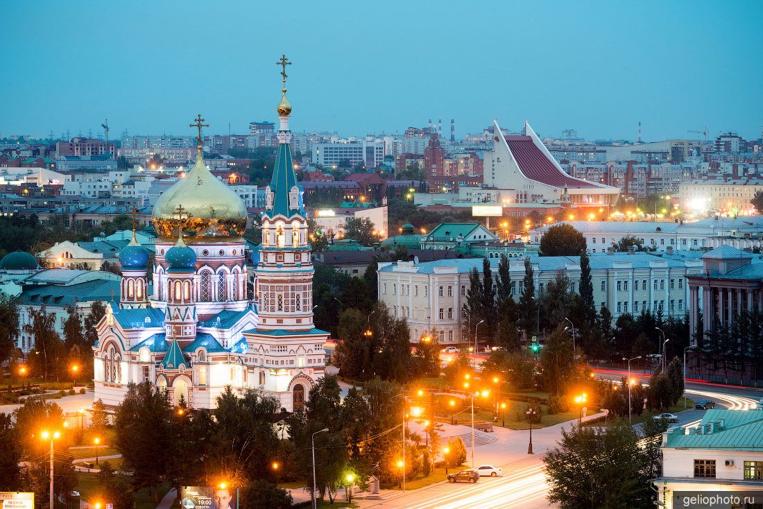 Омский Свято-Успенский собор вечером фото