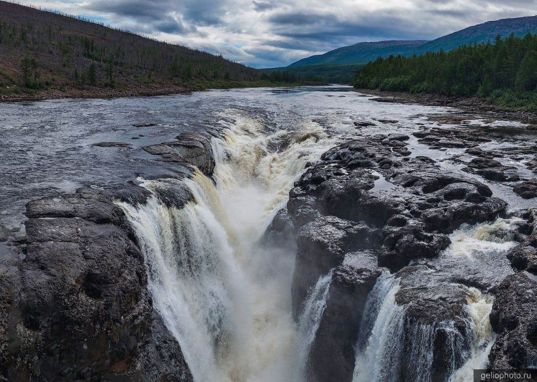 Большой Курейский водопад на плато Путорана фото