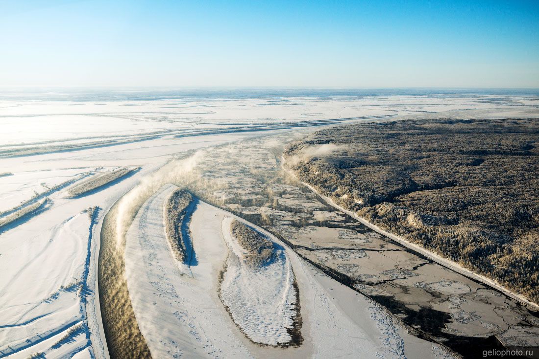 Замёрзшая река в ХМАО с высоты зимой фото