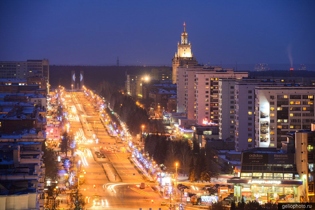 Вечерний проспект Ленина в Челябинске фото