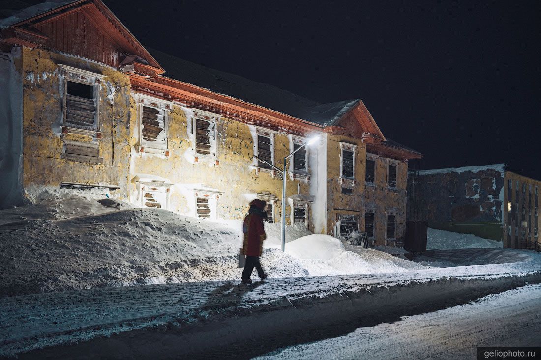 Заброшенный дом в Тикси вечером фото