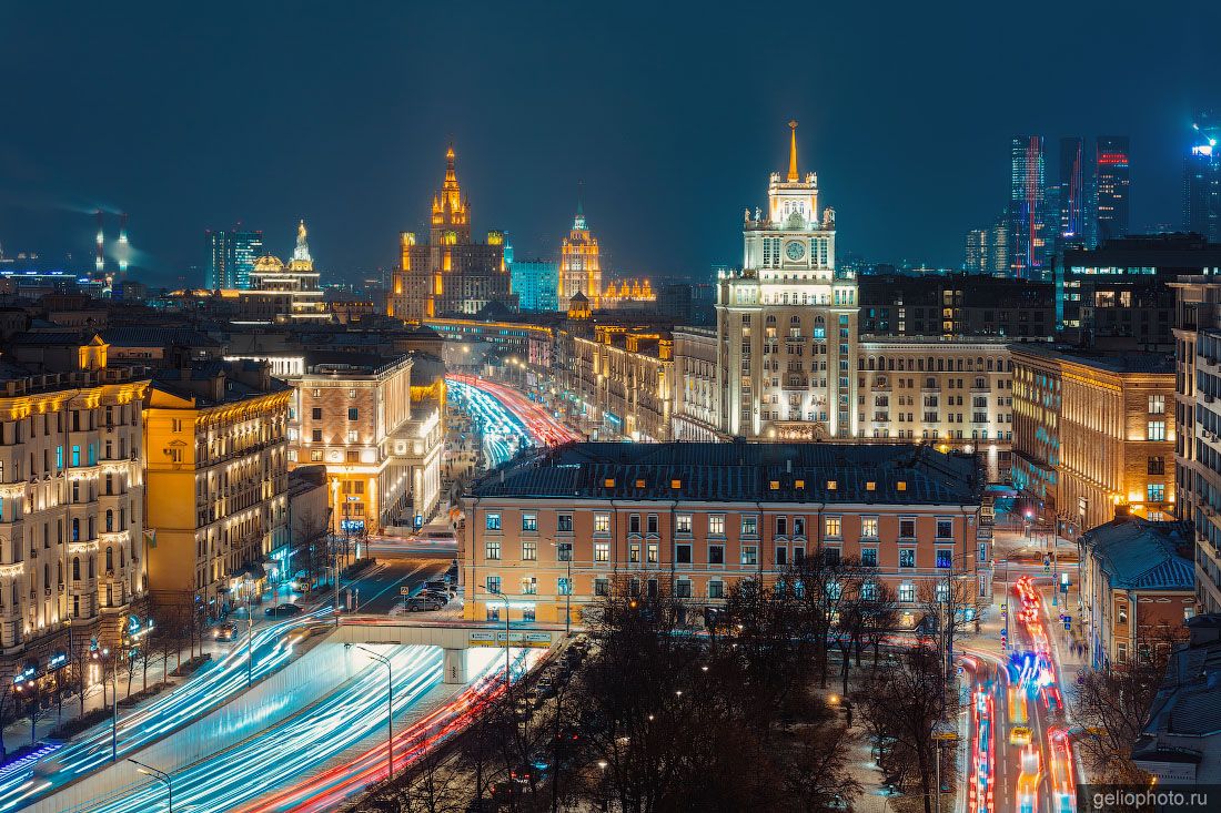 Большая Садовая улица в Москве вечером фото