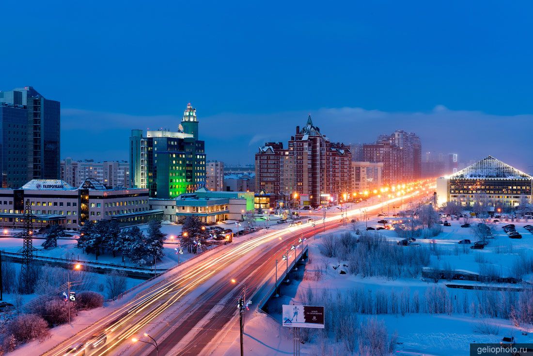 Улица Университетская в Сургуте вечером фото