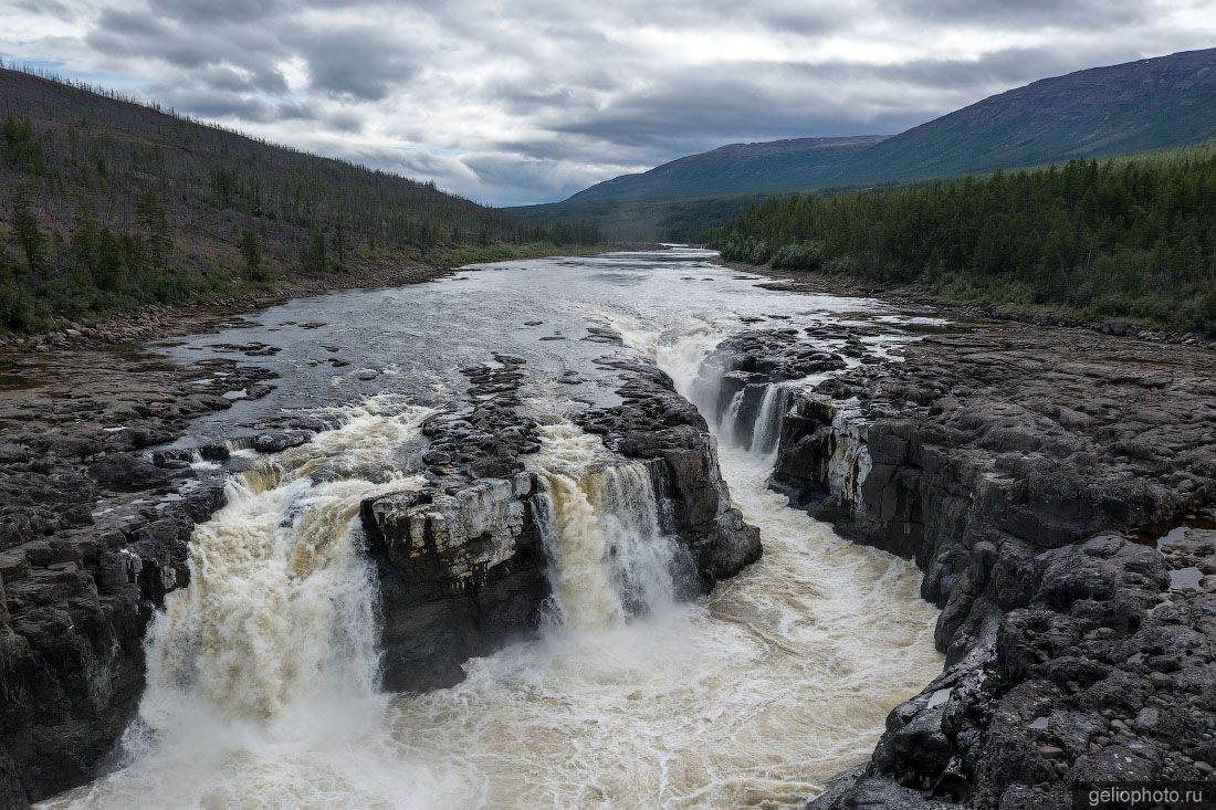 Водопад на реке Курейка с высоты фото