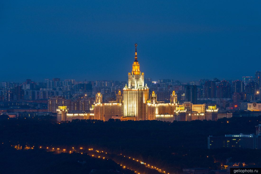 Главное здание МГУ в Москве ночью фото