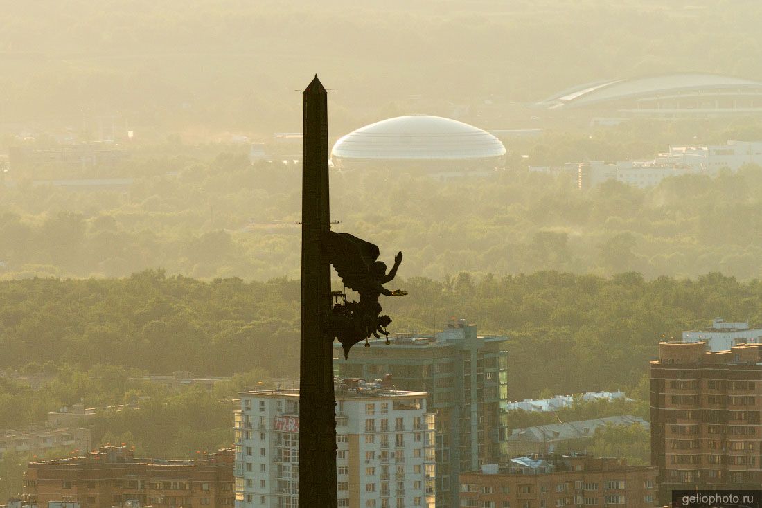 Обелиск Победы на Поклонной горе в Москве фото