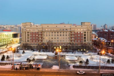 Стоквартирный дом в Новосибирске зимой фото
