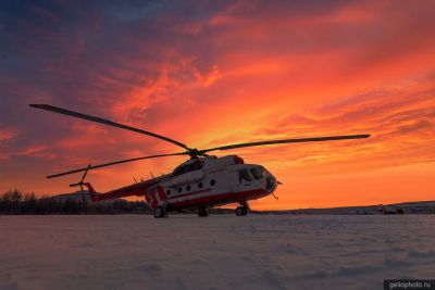 Вертолёт Ми-8 авиакомпании КрасАвиа на закате фото