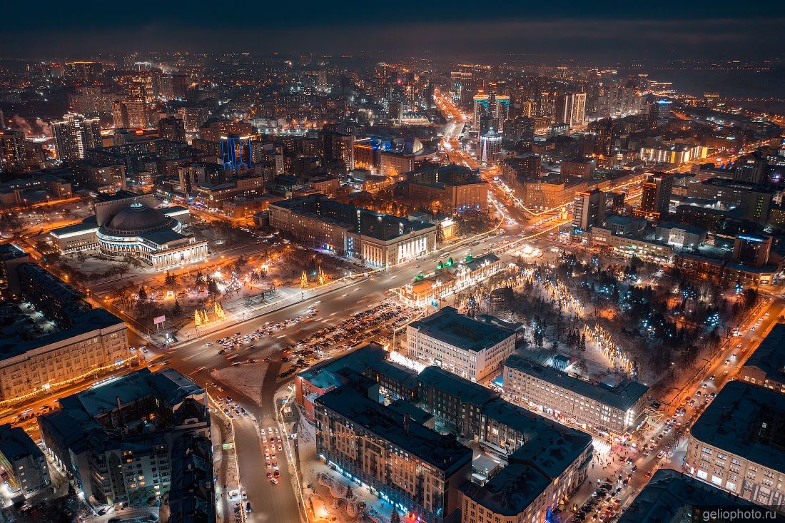 Площадь Ленина в Новосибирске ночью фото