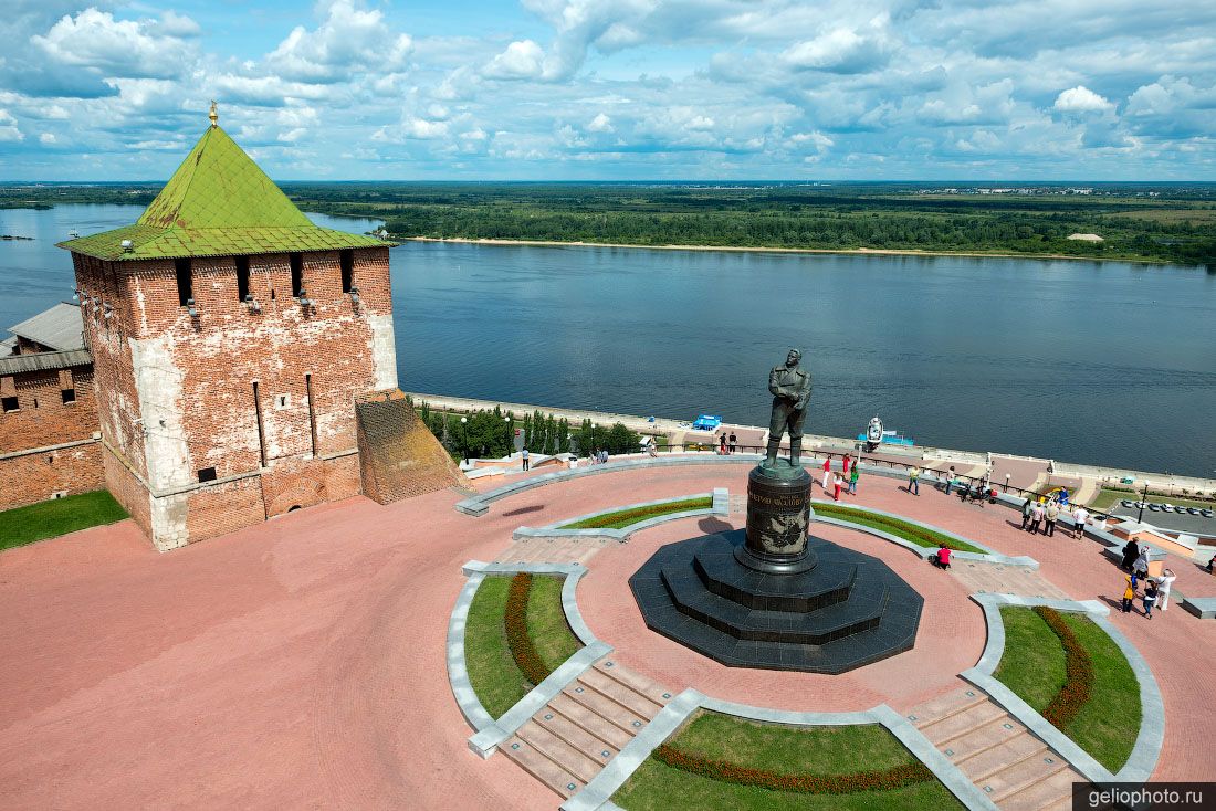 Памятник Чкалову в Нижнем Новгороде фото