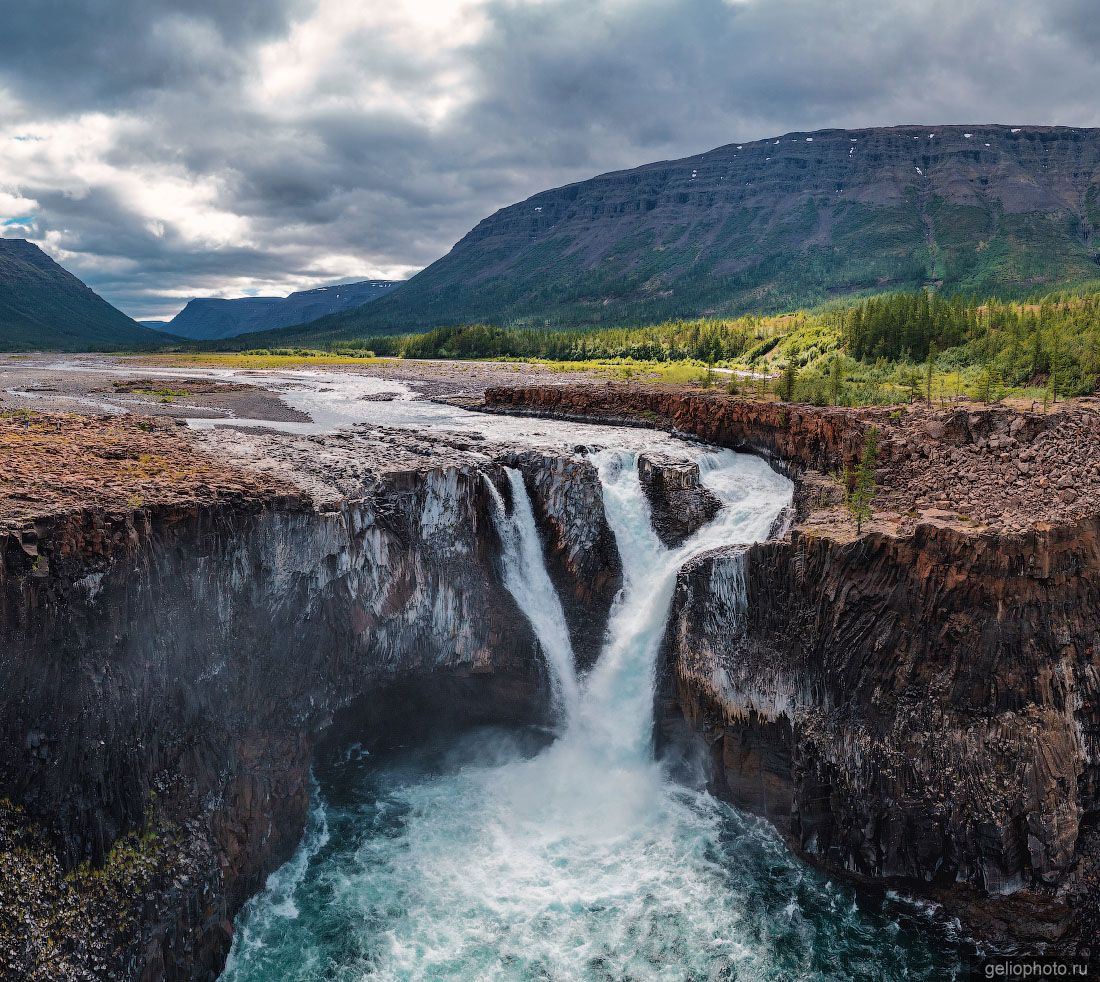 Водопад Китабо-Орон на плато Путорана летом фото