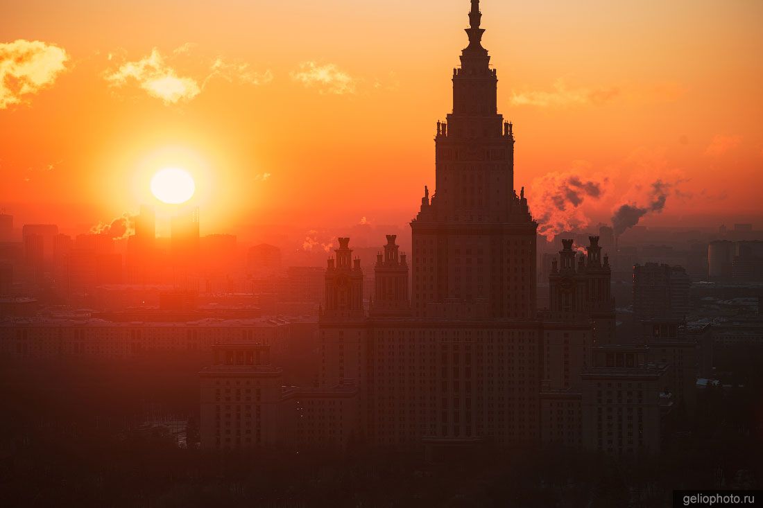 МГУ в Москве на закате фото