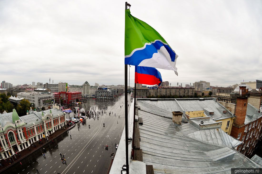 Флаг Новосибирска на здании мэрии города фото