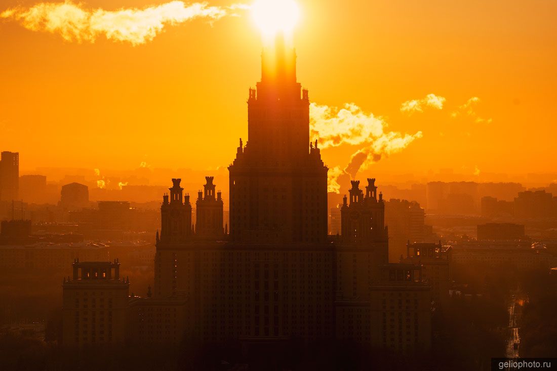 Силуэт МГУ Ломоносова в Москве на закате фото